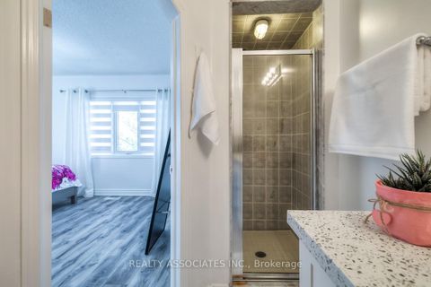 Photo 28 at 40 Sandlewood Court, Bayview Wellington, Aurora