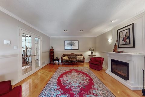 Photo 5 at 28 WHITE LODGE Crescent, Mill Pond, Richmond Hill