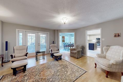 Photo 8 at 28 WHITE LODGE Crescent, Mill Pond, Richmond Hill