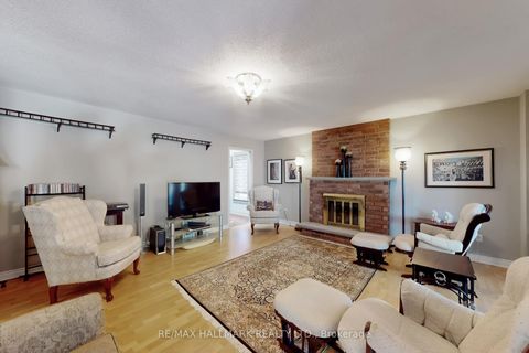 Photo 10 at 28 WHITE LODGE Crescent, Mill Pond, Richmond Hill