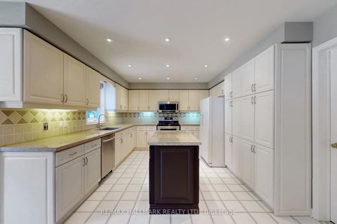 Photo 11 at 28 WHITE LODGE Crescent, Mill Pond, Richmond Hill