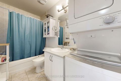 Photo 8 at 213 - 55 Halton Street, Bellwoods, Toronto