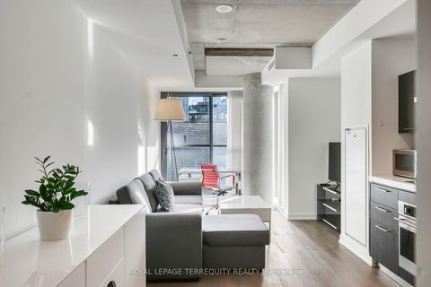 Photo 3 at 523 - 560 King Street W, Waterfront Communities C1, Toronto