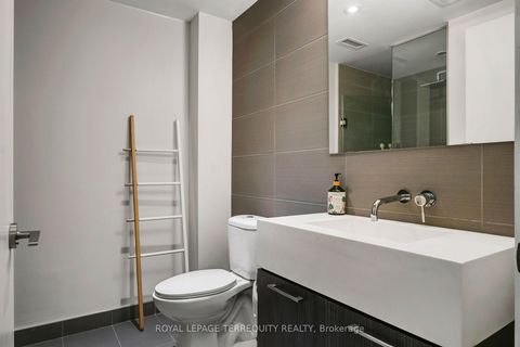 Photo 15 at 523 - 560 King Street W, Waterfront Communities C1, Toronto