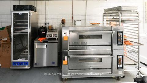 Photo 11 at 501 Bloor Street W, University, Toronto