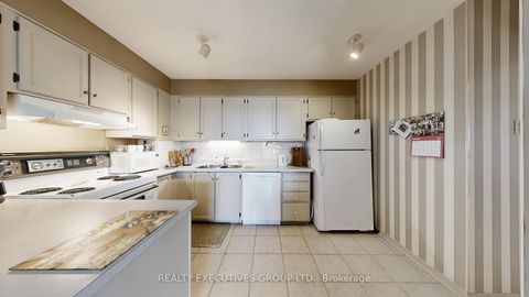Photo 9 at 905 - 8111 Yonge Street, Royal Orchard, Markham