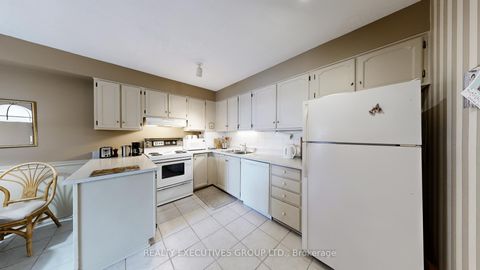 Photo 10 at 905 - 8111 Yonge Street, Royal Orchard, Markham