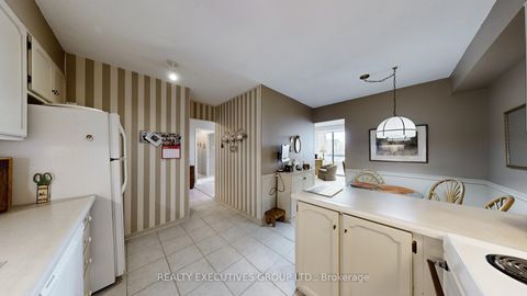 Photo 13 at 905 - 8111 Yonge Street, Royal Orchard, Markham
