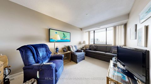 Photo 18 at 905 - 8111 Yonge Street, Royal Orchard, Markham