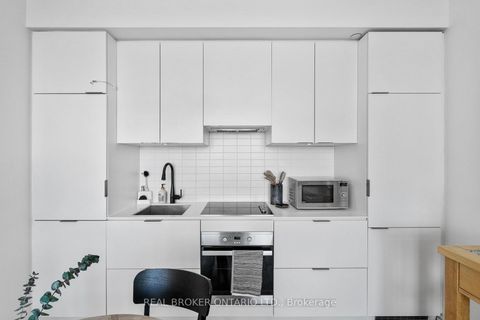 Photo 10 at 4406 - 5 St Joseph Street, Bay Street Corridor, Toronto