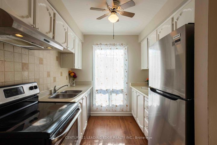 Photo 11 at 15 - 915 Inverhouse Drive, Clarkson, Mississauga