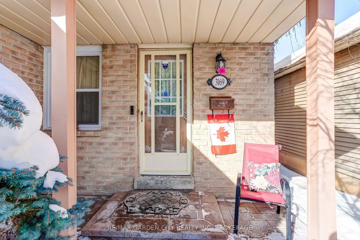 Photo 3 at 3169 Bartholomew Crescent, Meadowvale, Mississauga