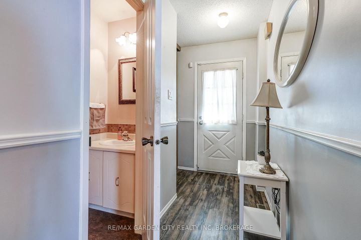 Photo 4 at 3169 Bartholomew Crescent, Meadowvale, Mississauga