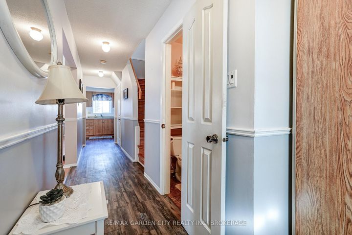 Photo 5 at 3169 Bartholomew Crescent, Meadowvale, Mississauga