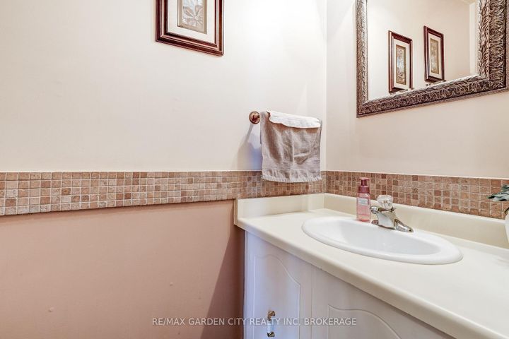 Photo 6 at 3169 Bartholomew Crescent, Meadowvale, Mississauga