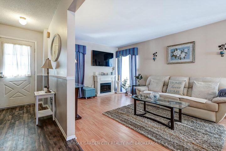 Photo 7 at 3169 Bartholomew Crescent, Meadowvale, Mississauga