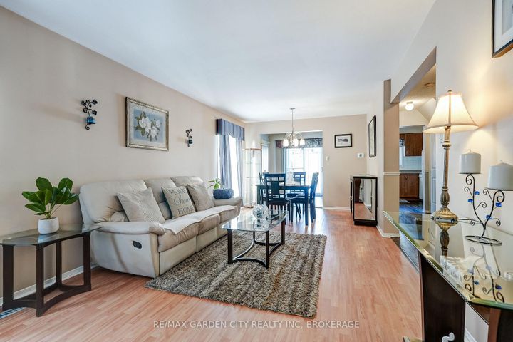 Photo 8 at 3169 Bartholomew Crescent, Meadowvale, Mississauga