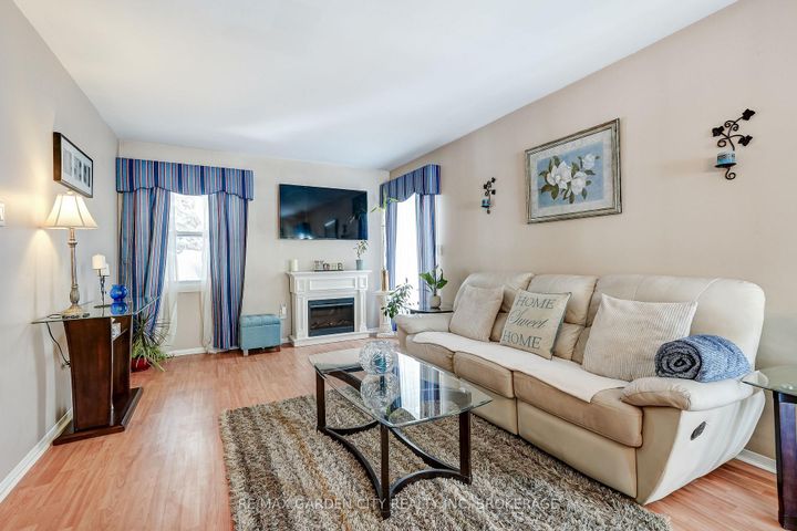 Photo 10 at 3169 Bartholomew Crescent, Meadowvale, Mississauga