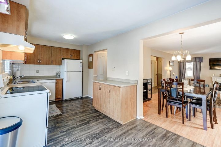 Photo 15 at 3169 Bartholomew Crescent, Meadowvale, Mississauga