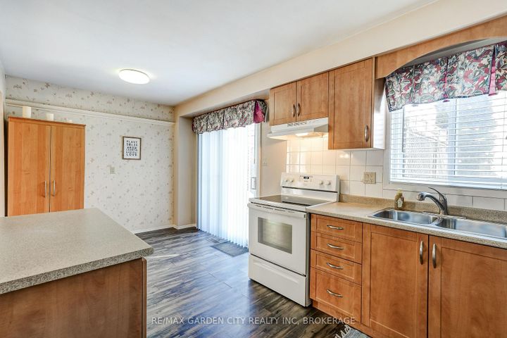 Photo 16 at 3169 Bartholomew Crescent, Meadowvale, Mississauga