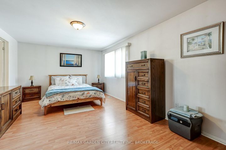 Photo 18 at 3169 Bartholomew Crescent, Meadowvale, Mississauga