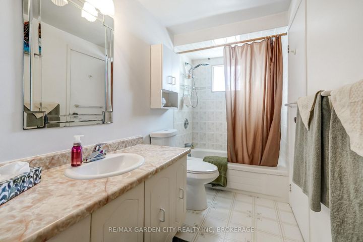 Photo 21 at 3169 Bartholomew Crescent, Meadowvale, Mississauga