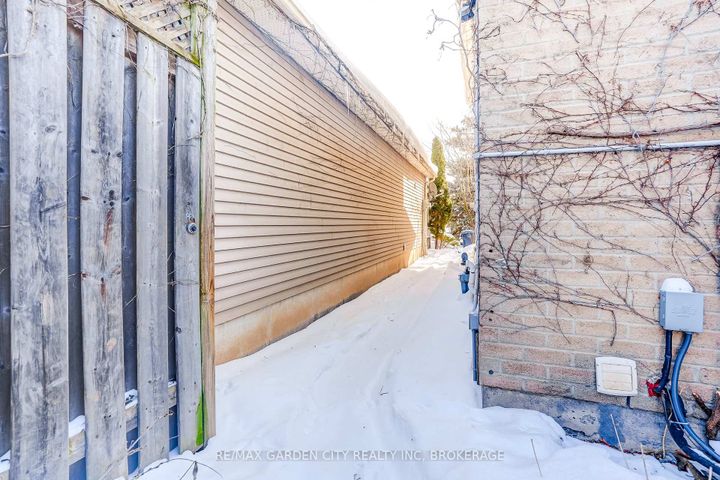 Photo 40 at 3169 Bartholomew Crescent, Meadowvale, Mississauga