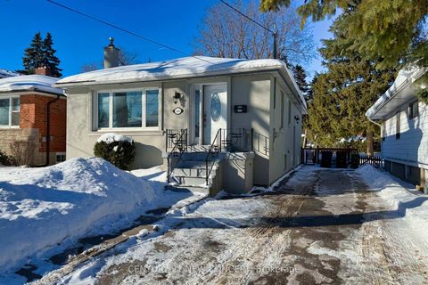 Photo 2 at 186 Hendon Avenue, Newtonbrook West, Toronto