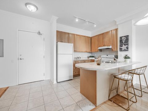 Photo 7 at 215 - 11121 Yonge Street, Devonsleigh, Richmond Hill