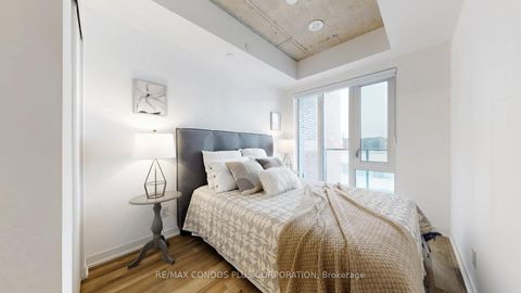 Photo 14 at 402 - 1808 St Clair Avenue W, Junction Area, Toronto