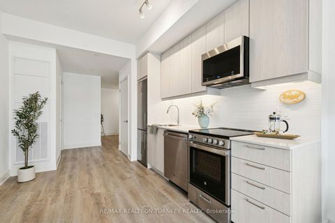 Photo 7 at 018 - 185 Deerfield Road, Central Newmarket, Newmarket