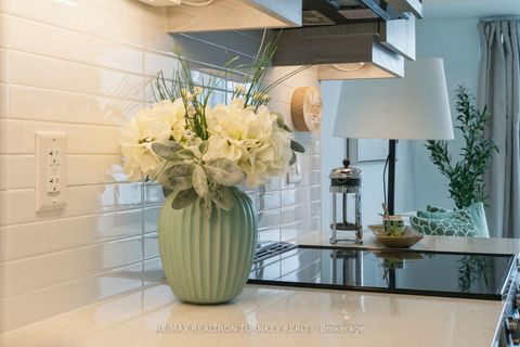 Photo 8 at 018 - 185 Deerfield Road, Central Newmarket, Newmarket