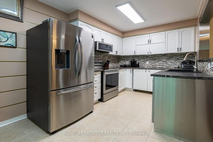 Photo 1 at 65 West Park Avenue, Bradford, Bradford West Gwillimbury