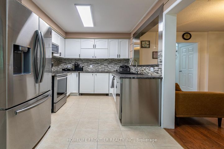 Photo 2 at 65 West Park Avenue, Bradford, Bradford West Gwillimbury