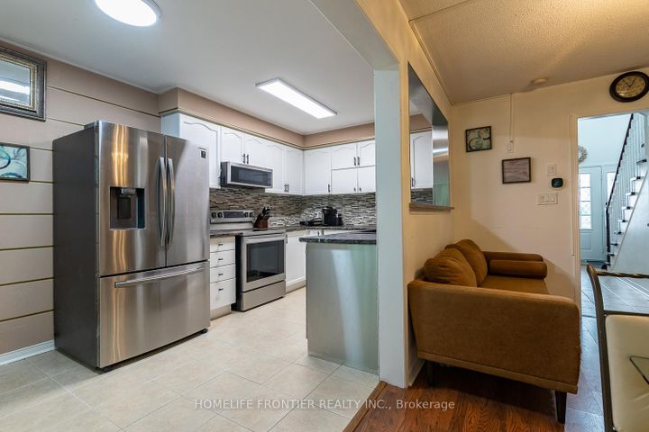 Photo 3 at 65 West Park Avenue, Bradford, Bradford West Gwillimbury