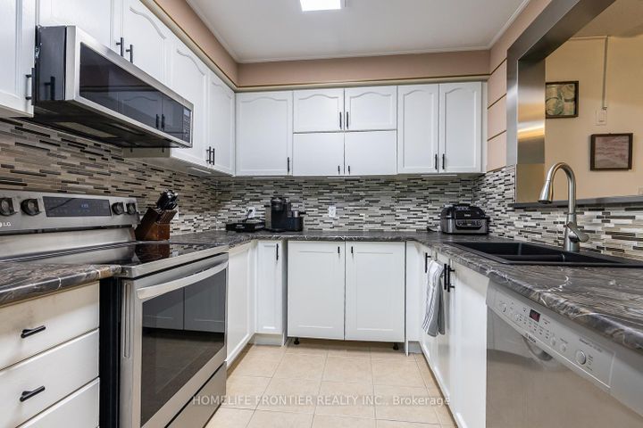 Photo 5 at 65 West Park Avenue, Bradford, Bradford West Gwillimbury