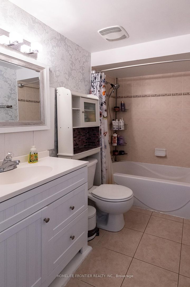 Photo 19 at 65 West Park Avenue, Bradford, Bradford West Gwillimbury