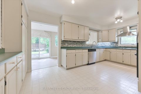 Photo 10 at 33 Kilchurn Castle Drive, Sullivan, Toronto