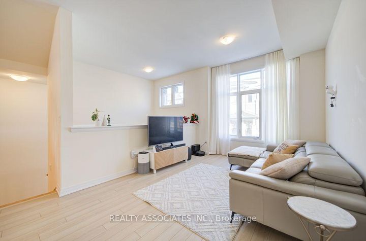 Photo 5 at 20 Kahshe Lane, Rural Richmond Hill, Richmond Hill