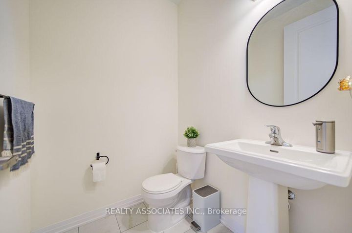 Photo 6 at 20 Kahshe Lane, Rural Richmond Hill, Richmond Hill