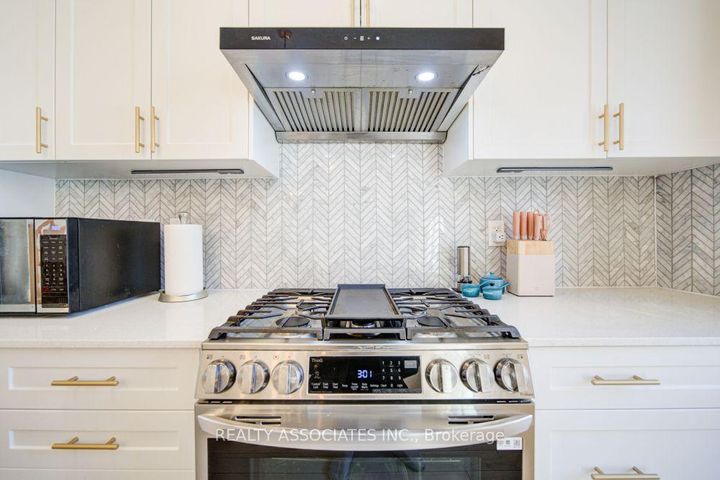 Photo 10 at 20 Kahshe Lane, Rural Richmond Hill, Richmond Hill