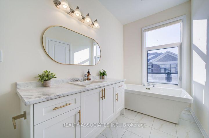 Photo 18 at 20 Kahshe Lane, Rural Richmond Hill, Richmond Hill