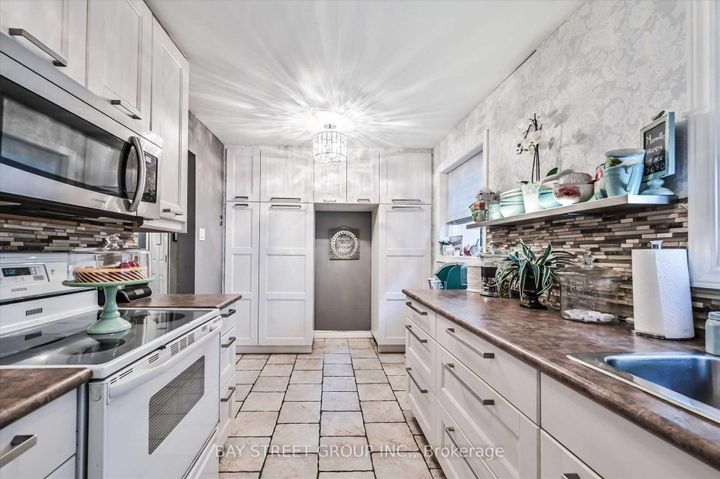 Photo 2 at 39 Barrington Crescent, Heart Lake East, Brampton