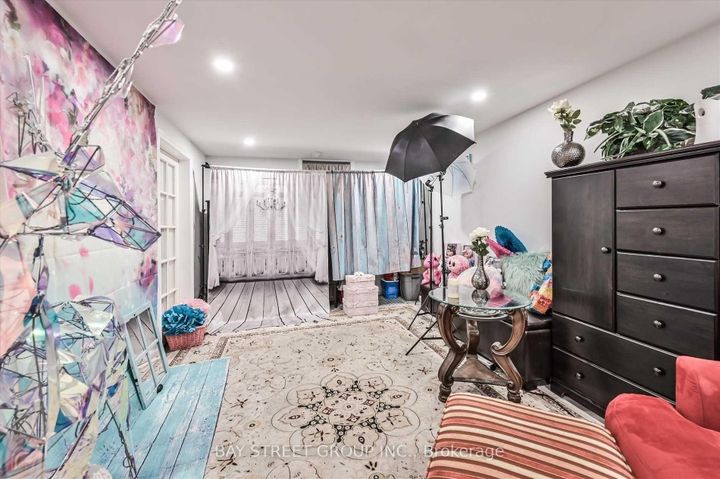 Photo 3 at 39 Barrington Crescent, Heart Lake East, Brampton