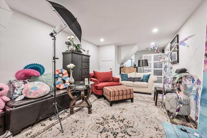 Photo 4 at 39 Barrington Crescent, Heart Lake East, Brampton