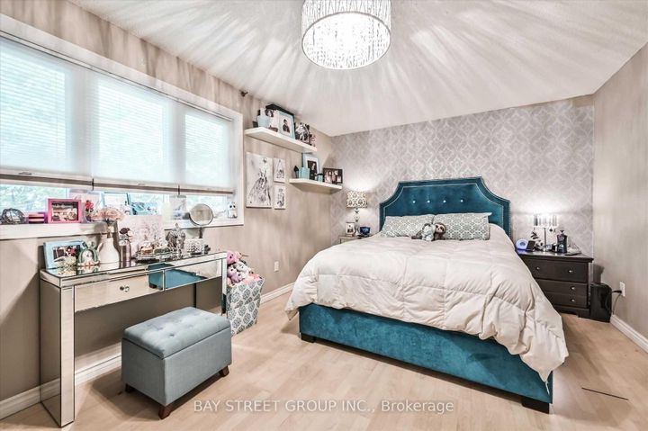 Photo 14 at 39 Barrington Crescent, Heart Lake East, Brampton