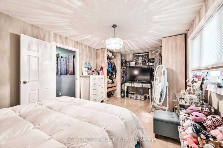 Photo 15 at 39 Barrington Crescent, Heart Lake East, Brampton