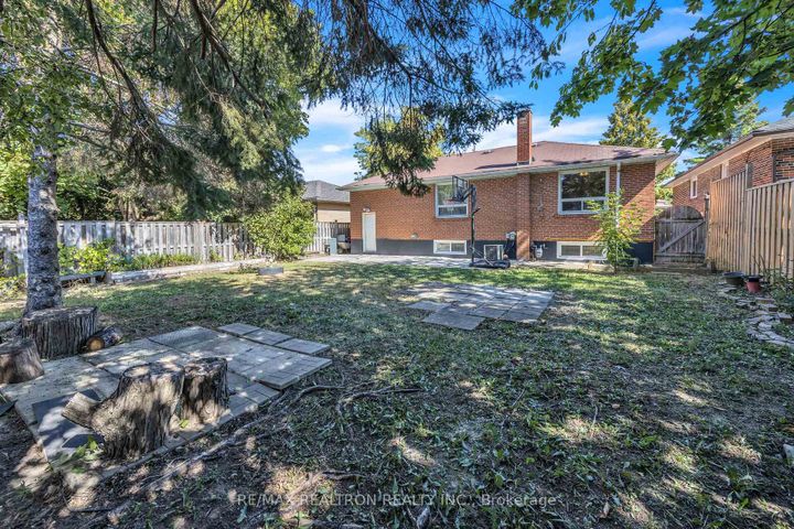 Photo 1 at 926 Willowdale Avenue, Newtonbrook East, Toronto