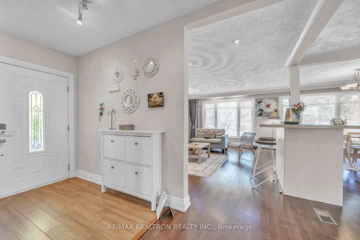 Photo 3 at 926 Willowdale Avenue, Newtonbrook East, Toronto