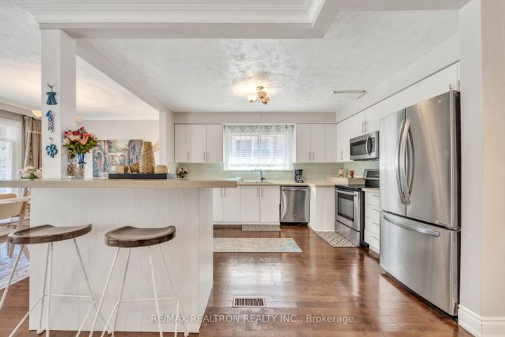 Photo 5 at 926 Willowdale Avenue, Newtonbrook East, Toronto